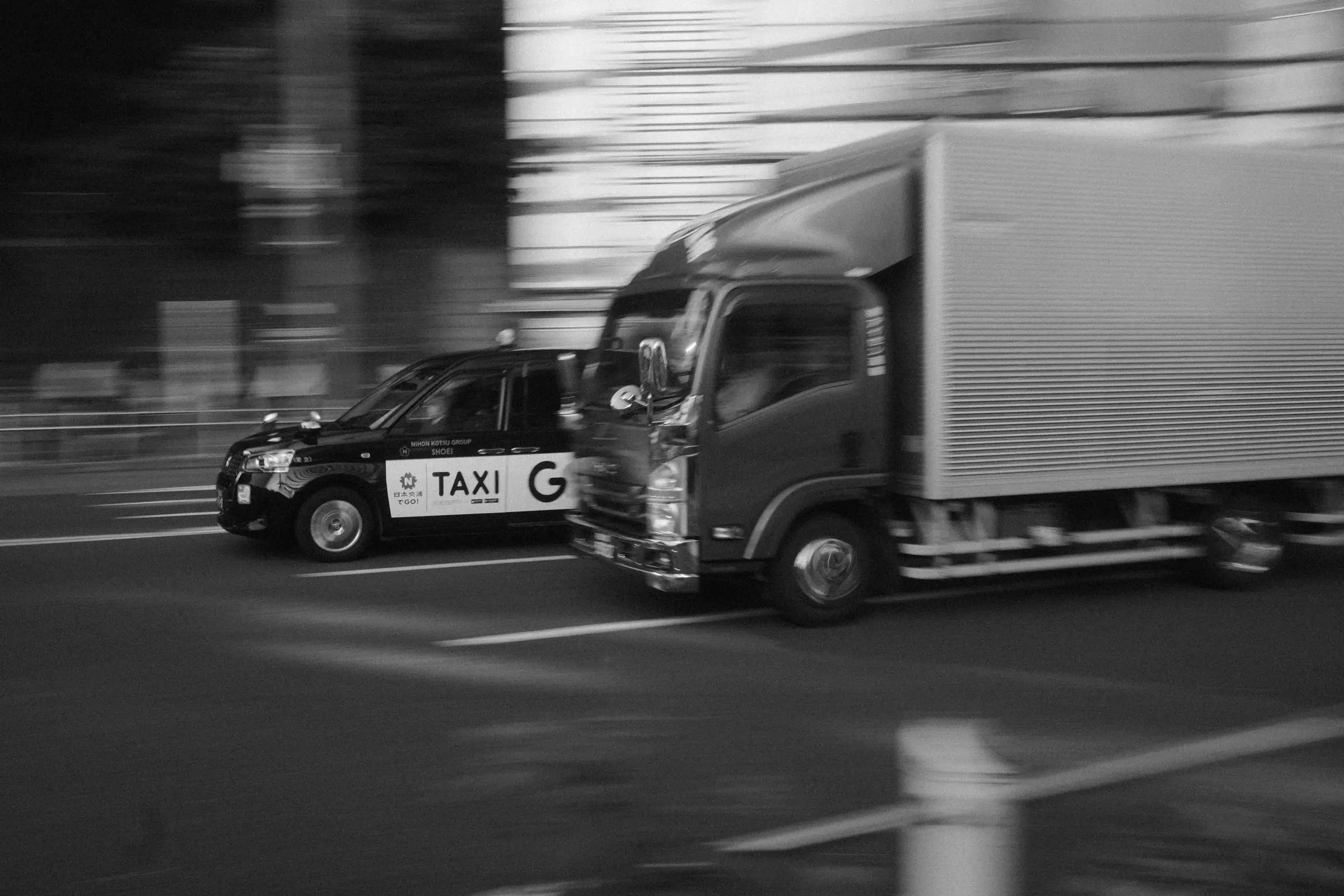 街を走る配送トラック。日々の暮らしを支える物流の風景
